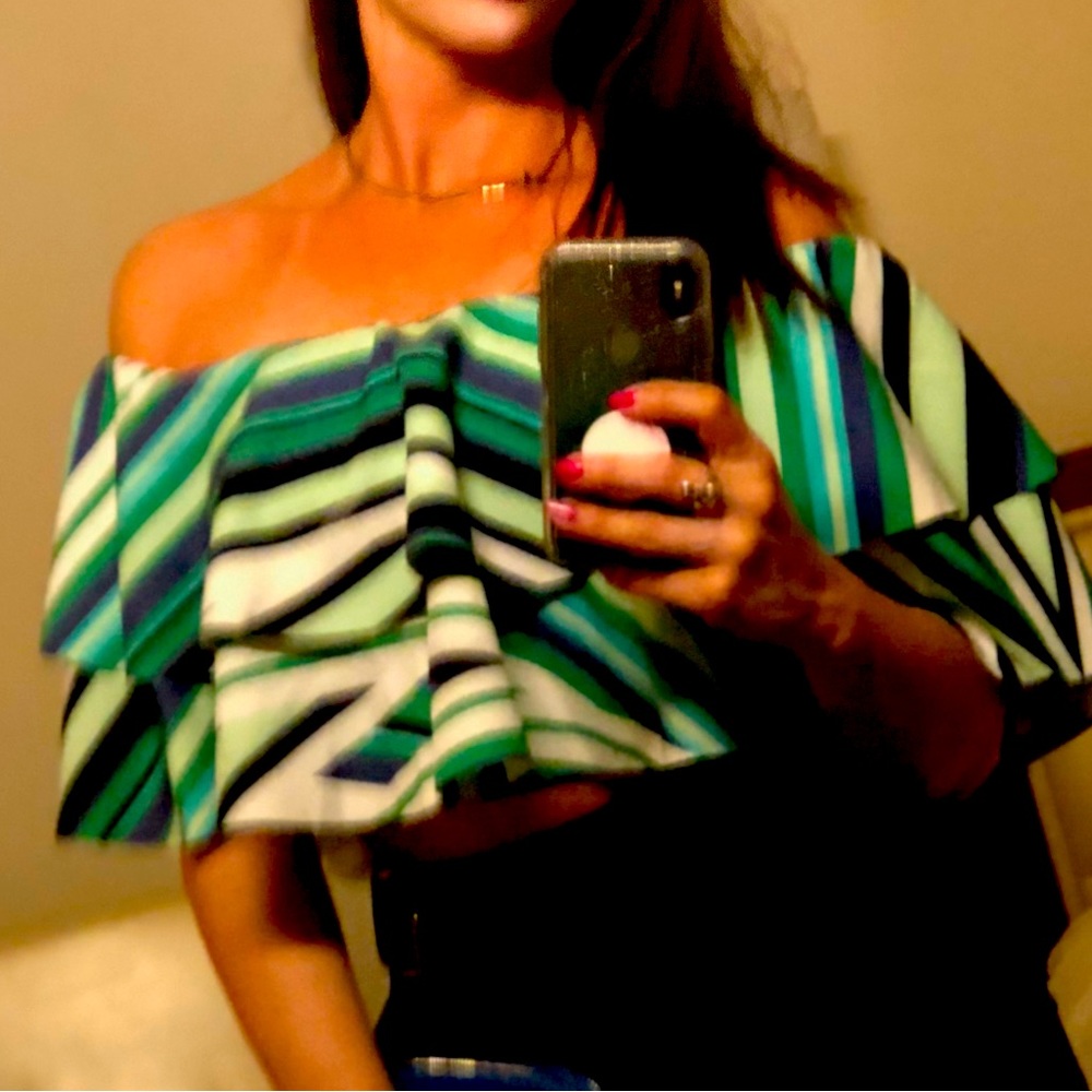 Beautiful cropped- size S - Brazilian brand - very comfortable.